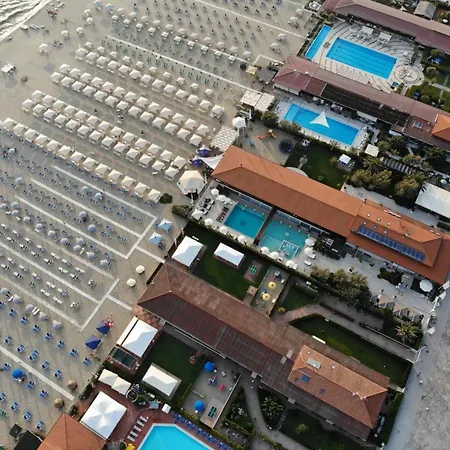 Teresita Wellness Club Виареджо
